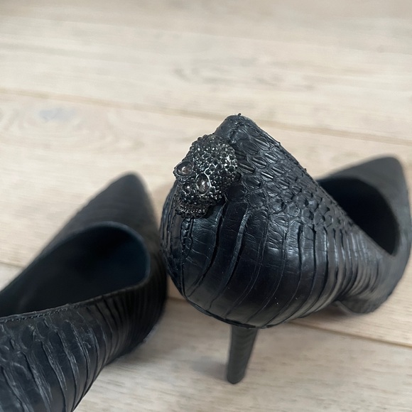 BNWT Snakeskin Skull Detail Black Pumps - Picture 2 of 7